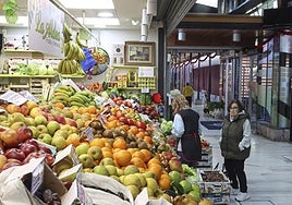 Una clienta en uno de los establecimientos de la plaza de abastos de Avilés.