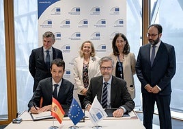 Ángel Escribano y Robert de Groot firman el acuerdo. Detrás, Miguel Forteza, Nadia Calviño, Pilar Solano y Juan Ramón Hernández.
