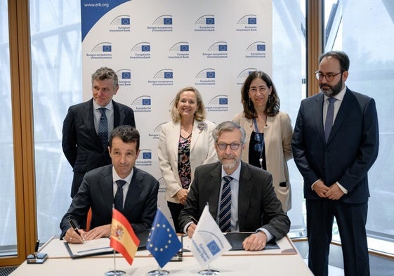 Ángel Escribano y Robert de Groot firman el acuerdo. Detrás, Miguel Forteza, Nadia Calviño, Pilar Solano y Juan Ramón Hernández.