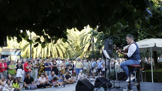 El 'Sabina playo' que actuó, ayer, en Begoña sueña con conocer a 'el eterno canalla', y que «me firme mi guitarra».