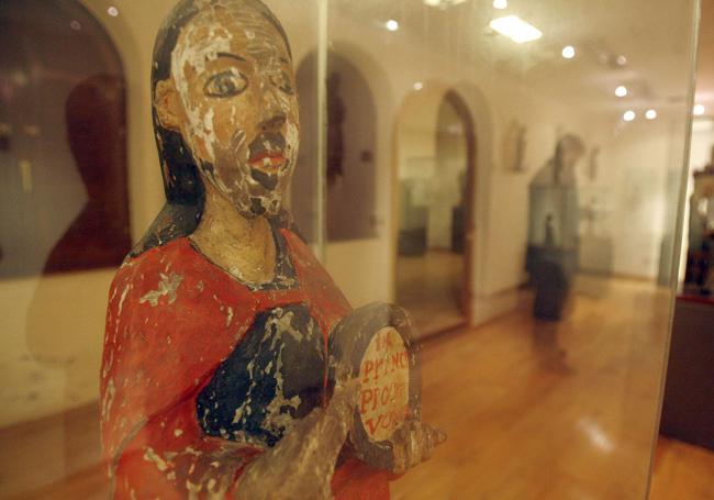 Una de las tallas históricas conservadas en el Museo de Arte Sacro de Tineo.