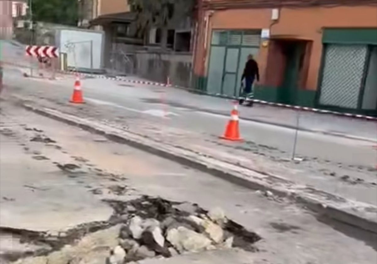 Estado de la zona en obras en pleno centro de Sama.