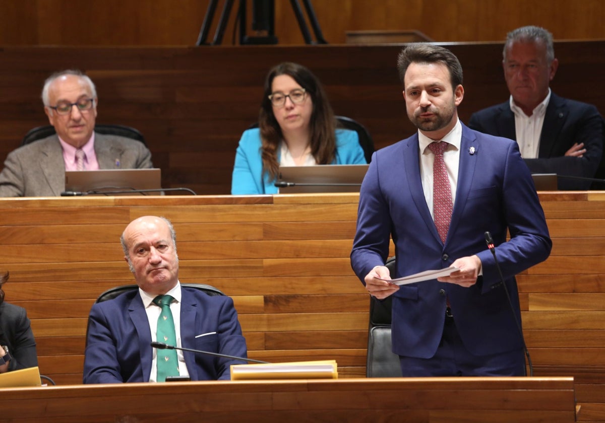El presidente del PP de Asturias, Álvaro Queipo, dirigiéndose a Barbón en un pleno anterior en la Junta General.