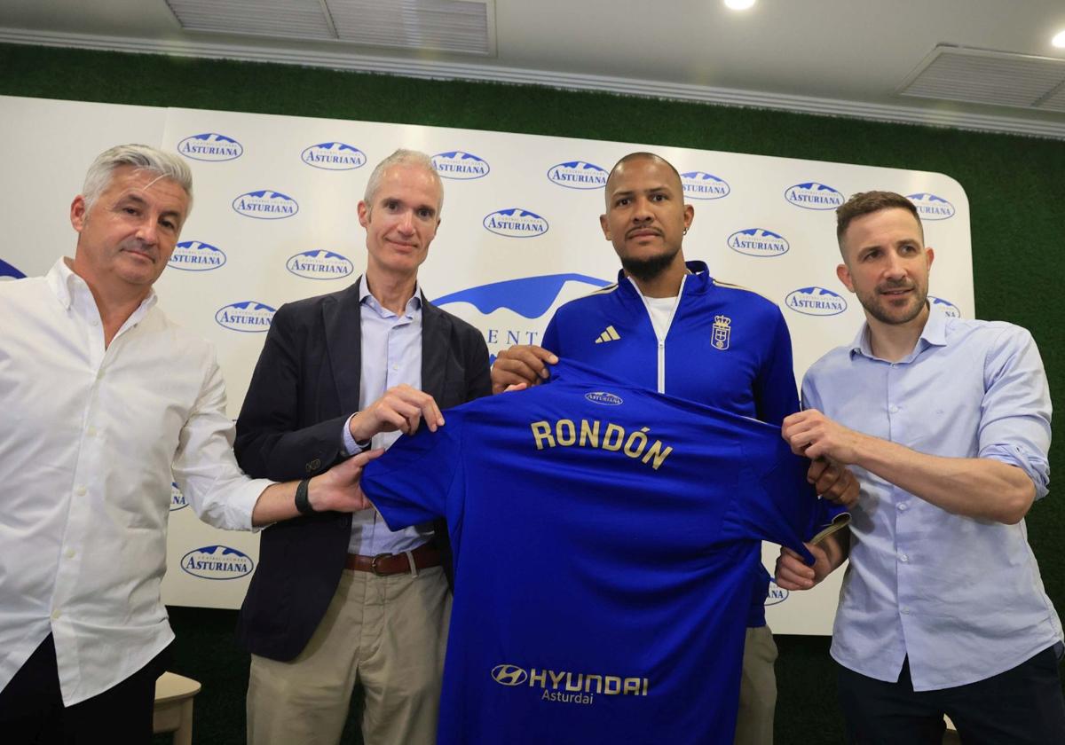 El jugador venezolano Salomón Rondón es presentado como nuevo jugador del Real Oviedo, junto al director general de CAPSA, Jose Armando Tellado, Roberto Suárez y Agustín Lleida.