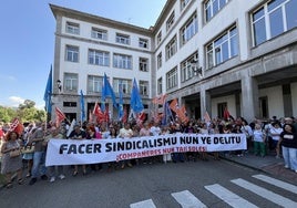 Concentración en apoyo de 'las seis de La Suiza', este martes, frente a la Delegación del Gobierno en Asturias, en Oviedo.