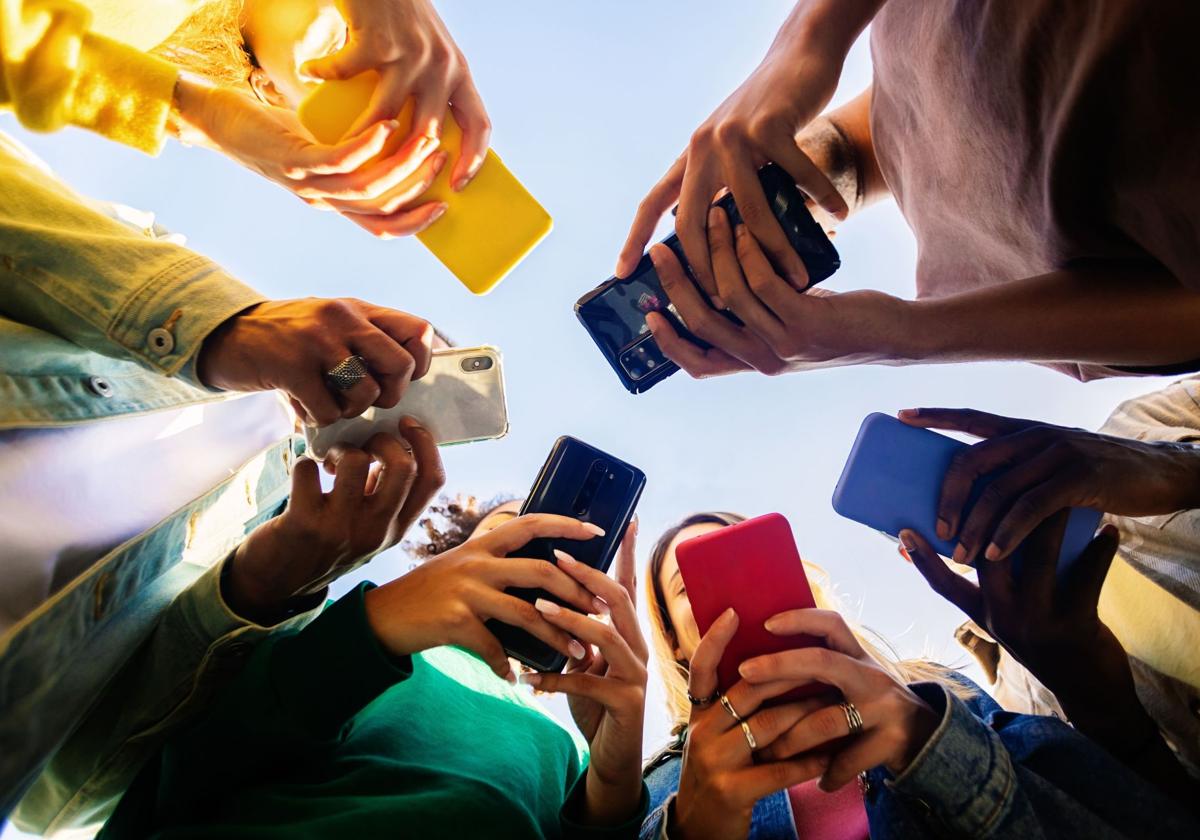 El FOMO (Fear Of Missing Out) o miedo a perderse algo puede afectar al bienestar emocional.