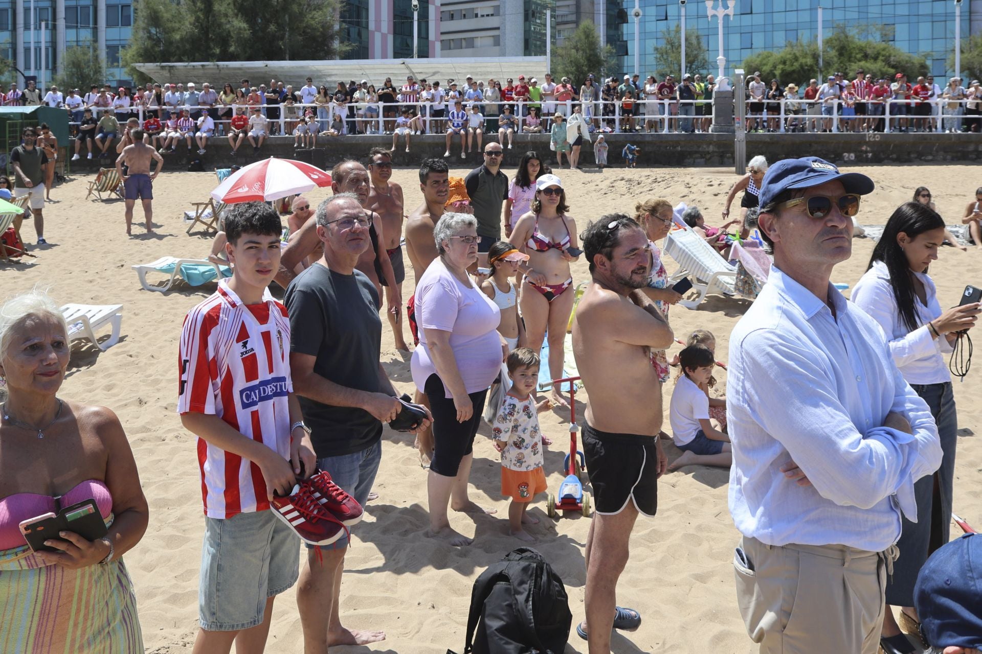 El Sporting de Gijón presenta su nueva equipación con una pachanga en la playa