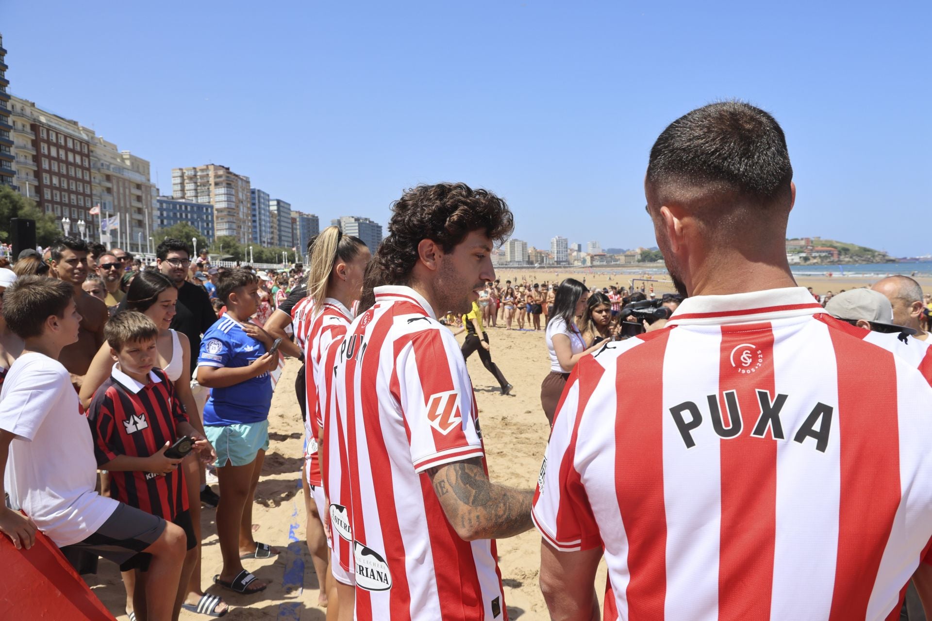 El Sporting de Gijón presenta su nueva equipación con una pachanga en la playa