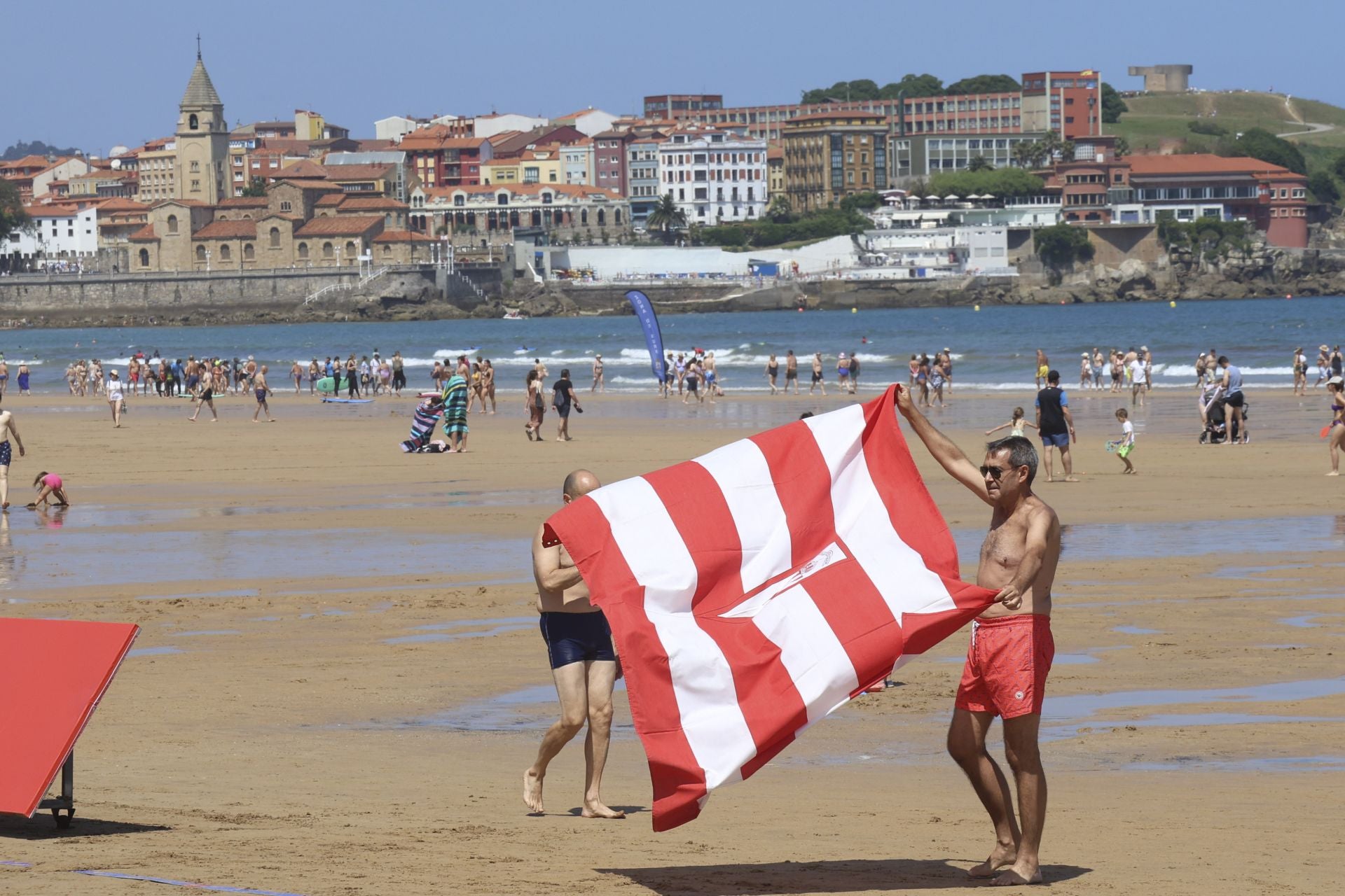 El Sporting de Gijón presenta su nueva equipación con una pachanga en la playa