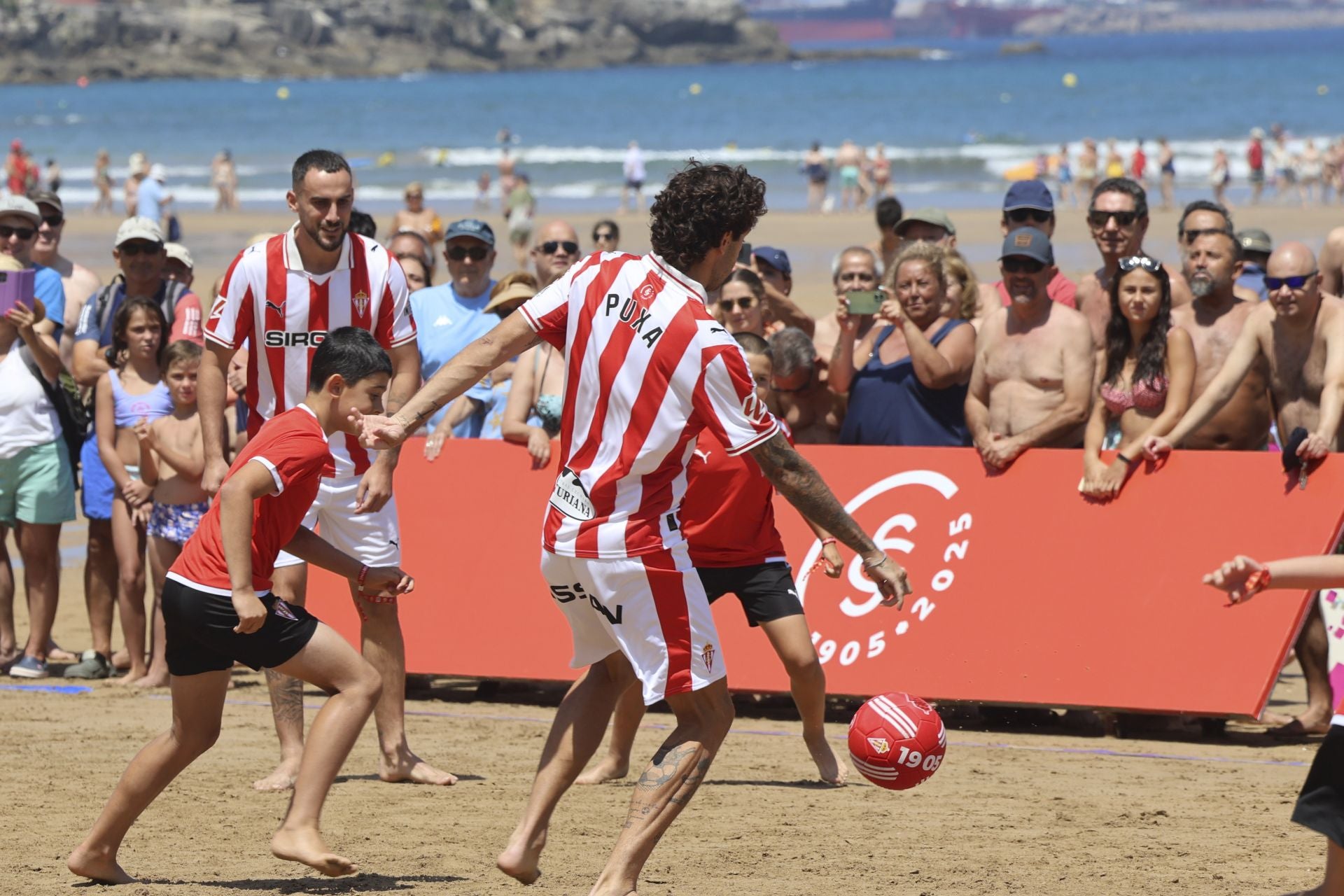 El Sporting de Gijón presenta su nueva equipación con una pachanga en la playa