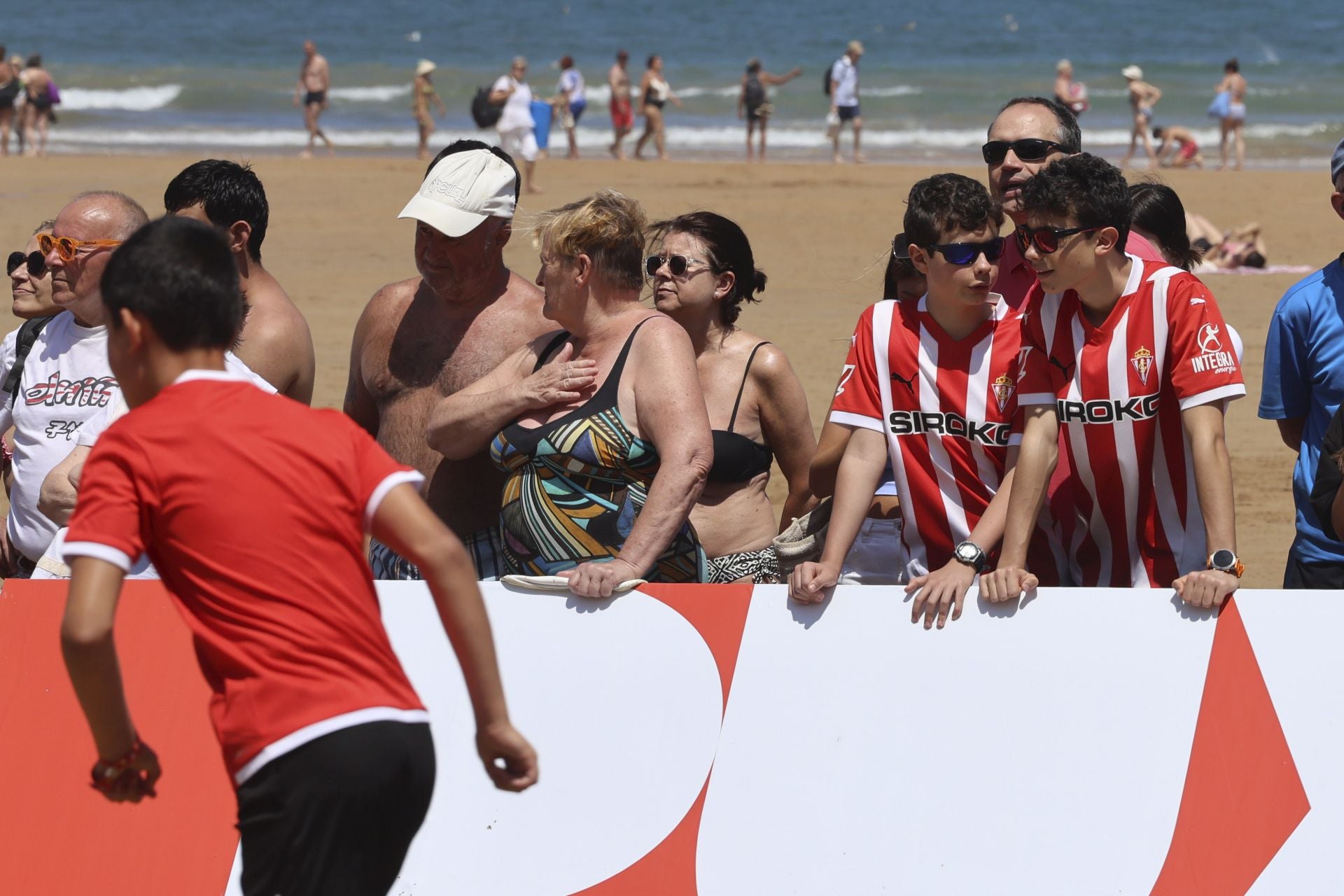 El Sporting de Gijón presenta su nueva equipación con una pachanga en la playa