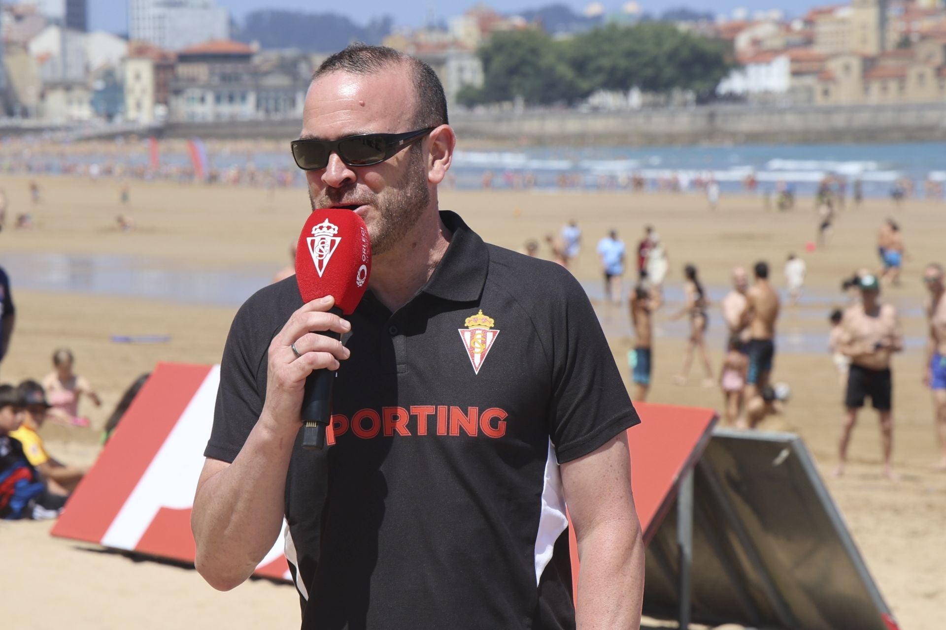 El Sporting de Gijón presenta su nueva equipación con una pachanga en la playa