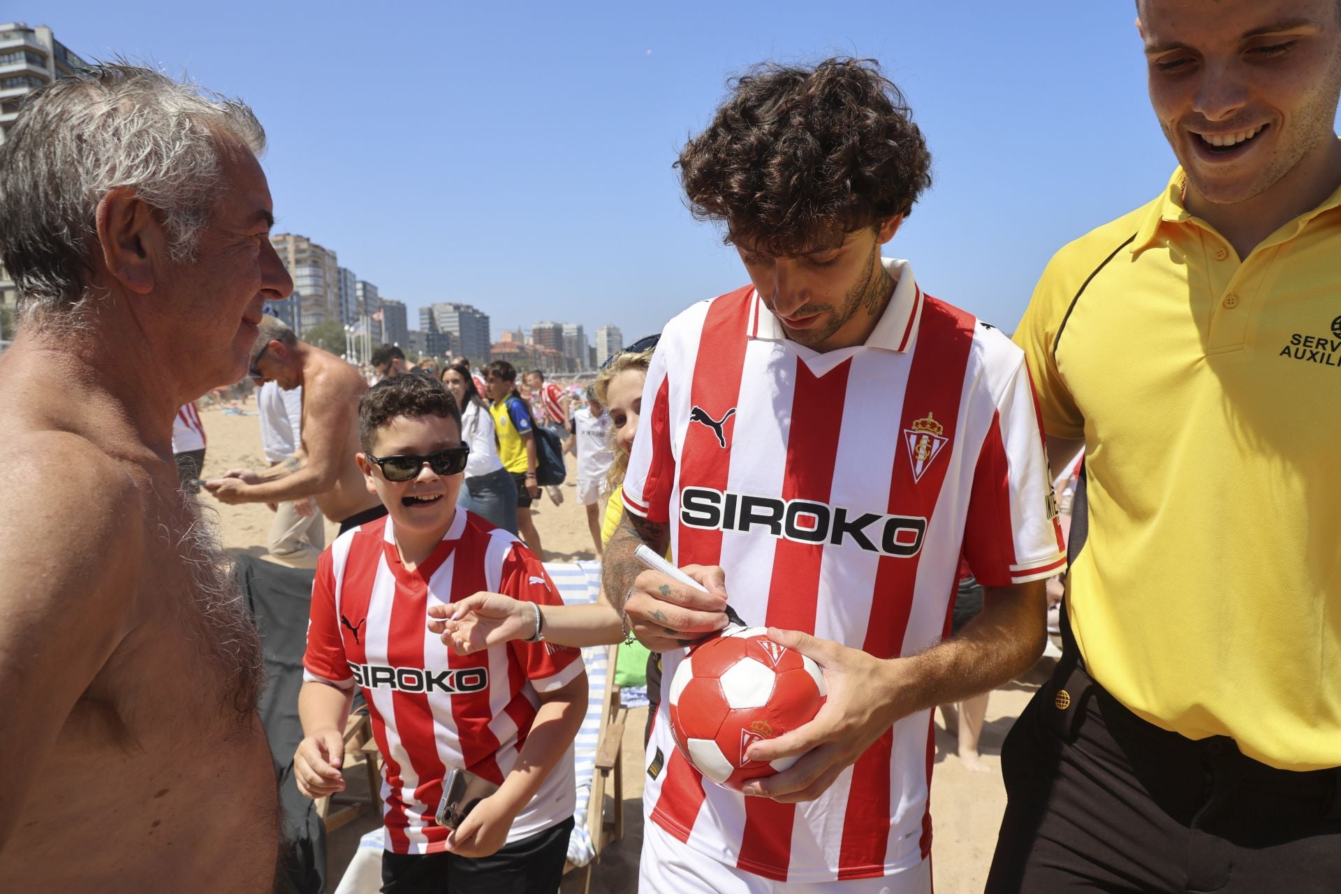 El Sporting de Gijón presenta su nueva equipación con una pachanga en la playa