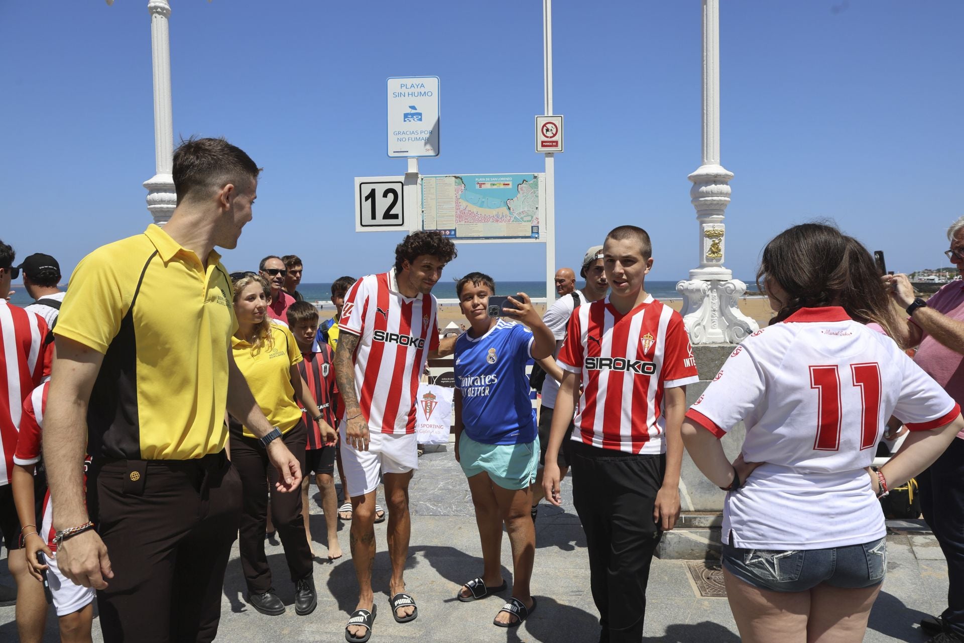 El Sporting de Gijón presenta su nueva equipación con una pachanga en la playa