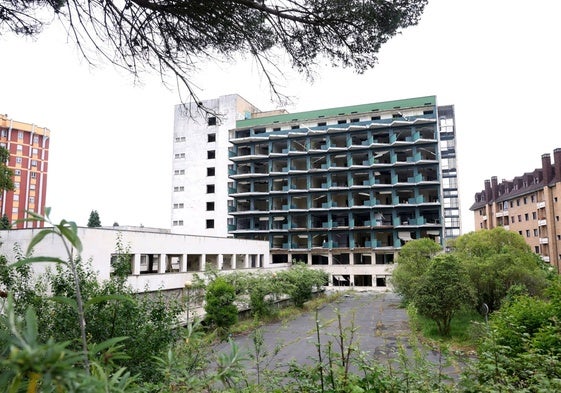 Los terrenos del viejo HUCA, repletos de destrozos tras los saqueos.