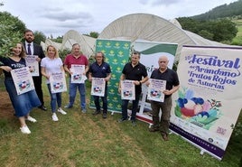 Presentación de la décima edición del Festival del Arándano y los Frutos Rojos, en la finca El Llano, Fuentes.