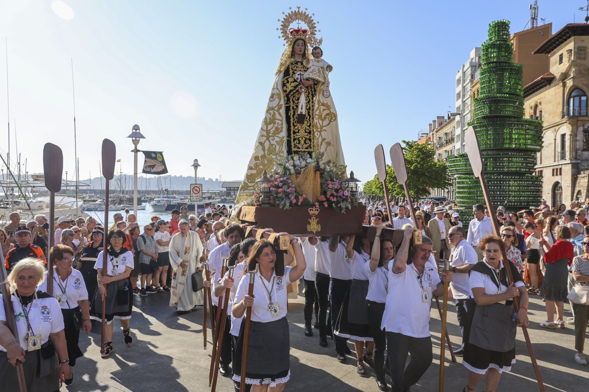 Gijón celebra la procesión marinera de la Virgen del Carmen