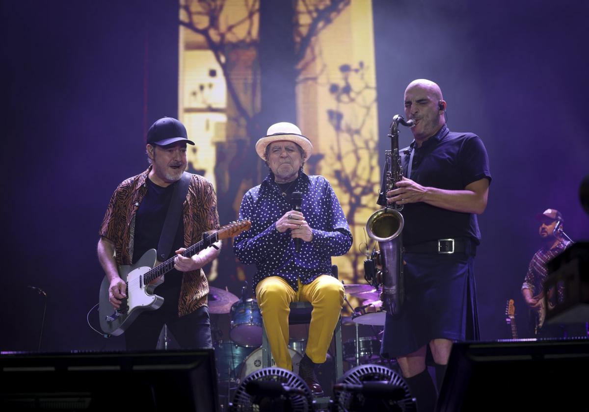 Joaquín Sabina, acompañado de sus músicos, volvió a mostrar su cariño hacia la ciudad de Gijón.
