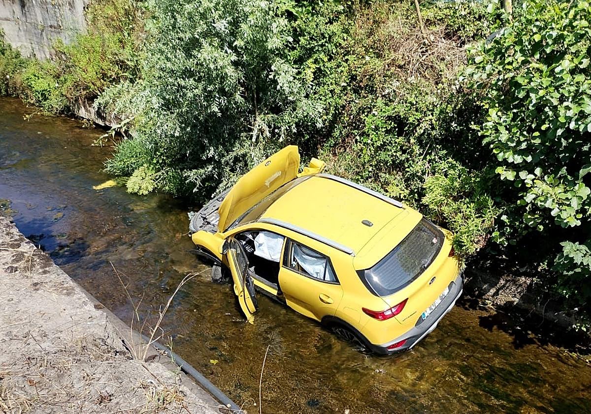El vehículo, en el río.
