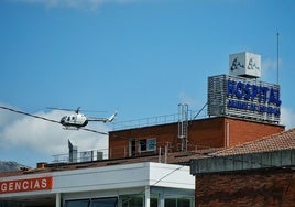 El hombre fue atendido en el Hospital de Arriondas y después fue trasladado al HUCA por la gravedad de la herida.