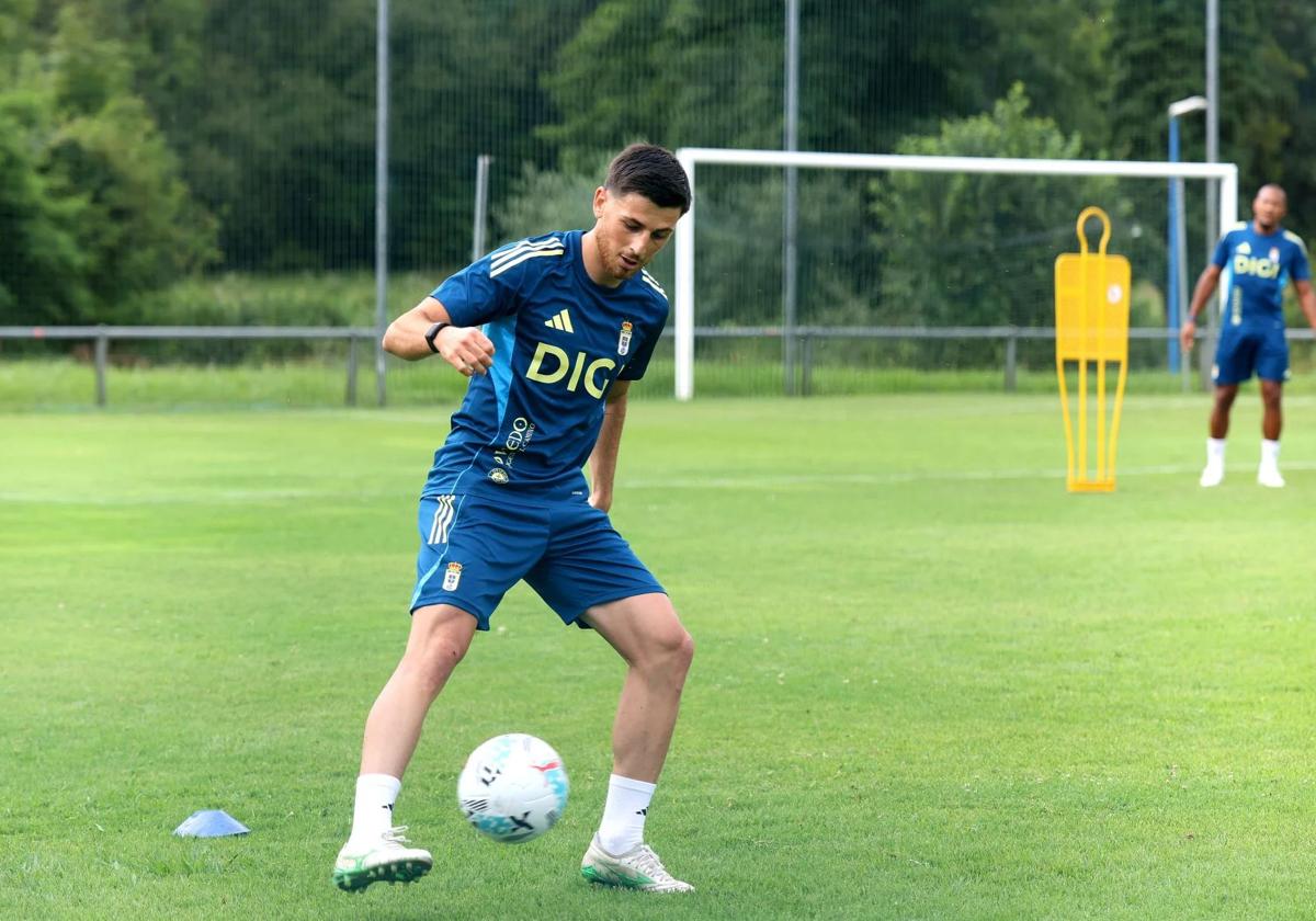 Alberto Reina, en una sesión de entrenamiento con el Real Oviedo.