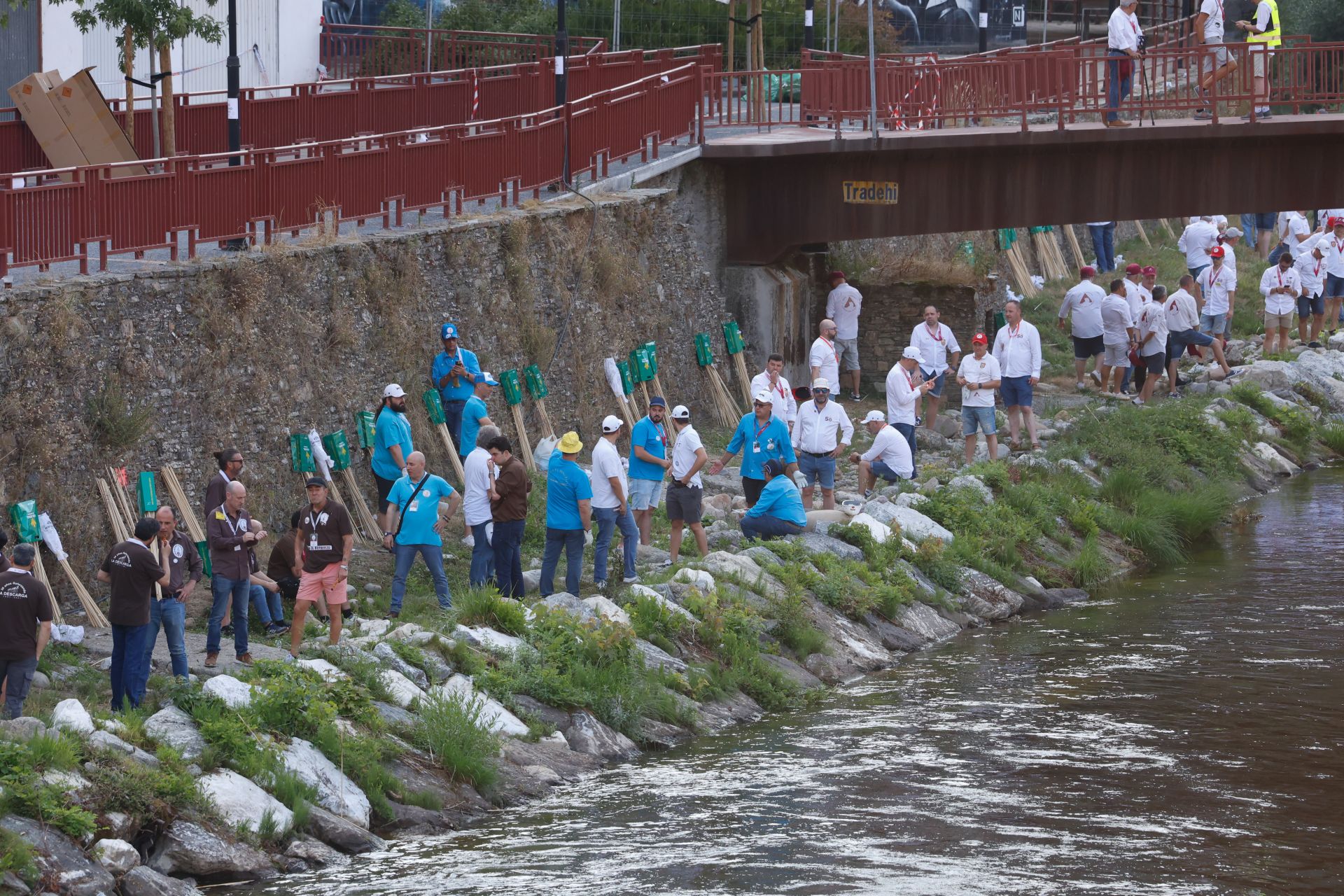 Cangas del Narcea estalla con las Fiestas del Carmen y La Descarga