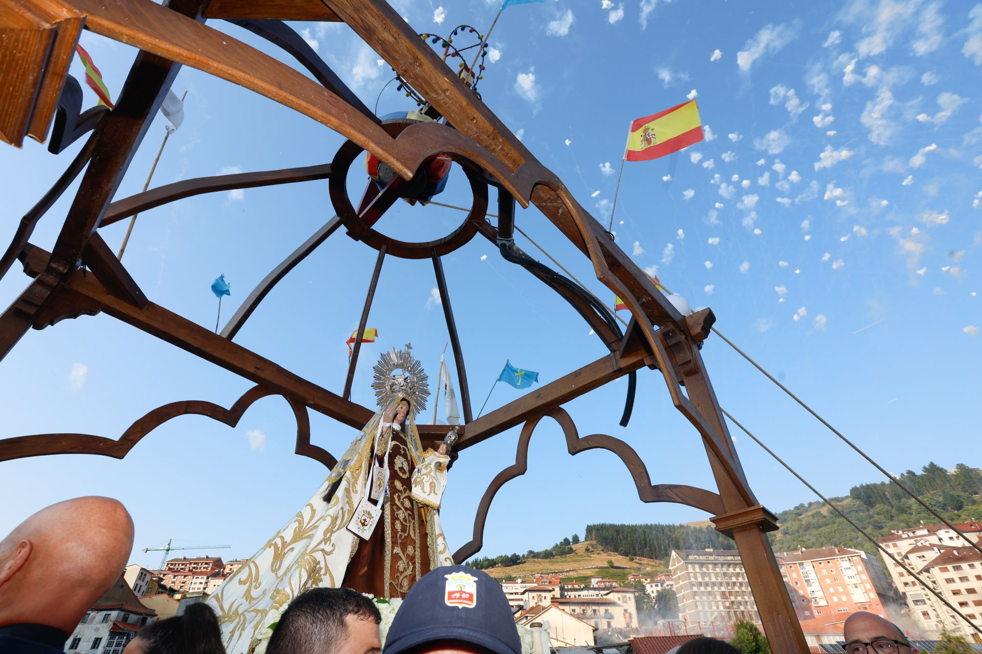 Cangas del Narcea estalla con las Fiestas del Carmen y La Descarga
