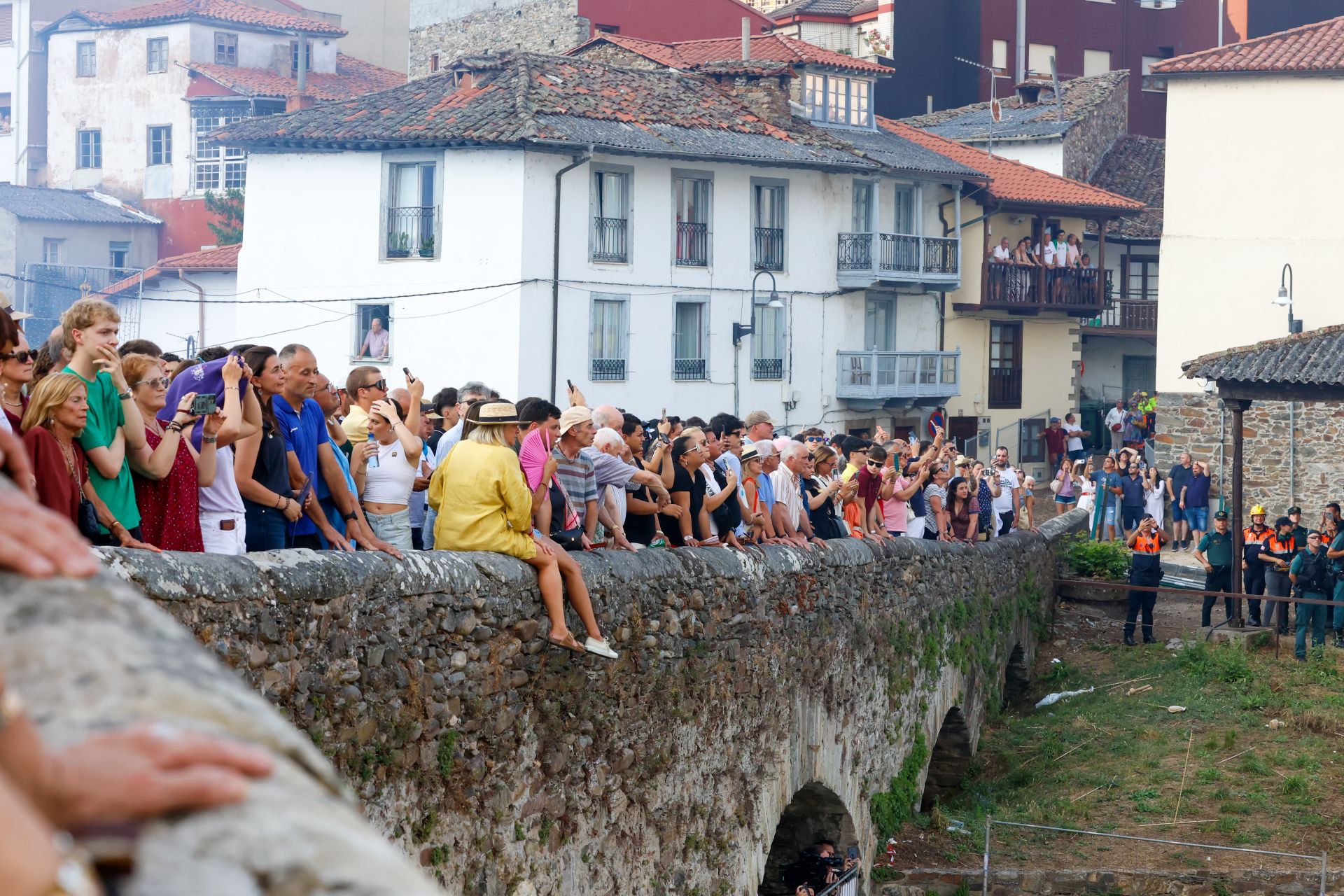 Cangas del Narcea estalla con las Fiestas del Carmen y La Descarga