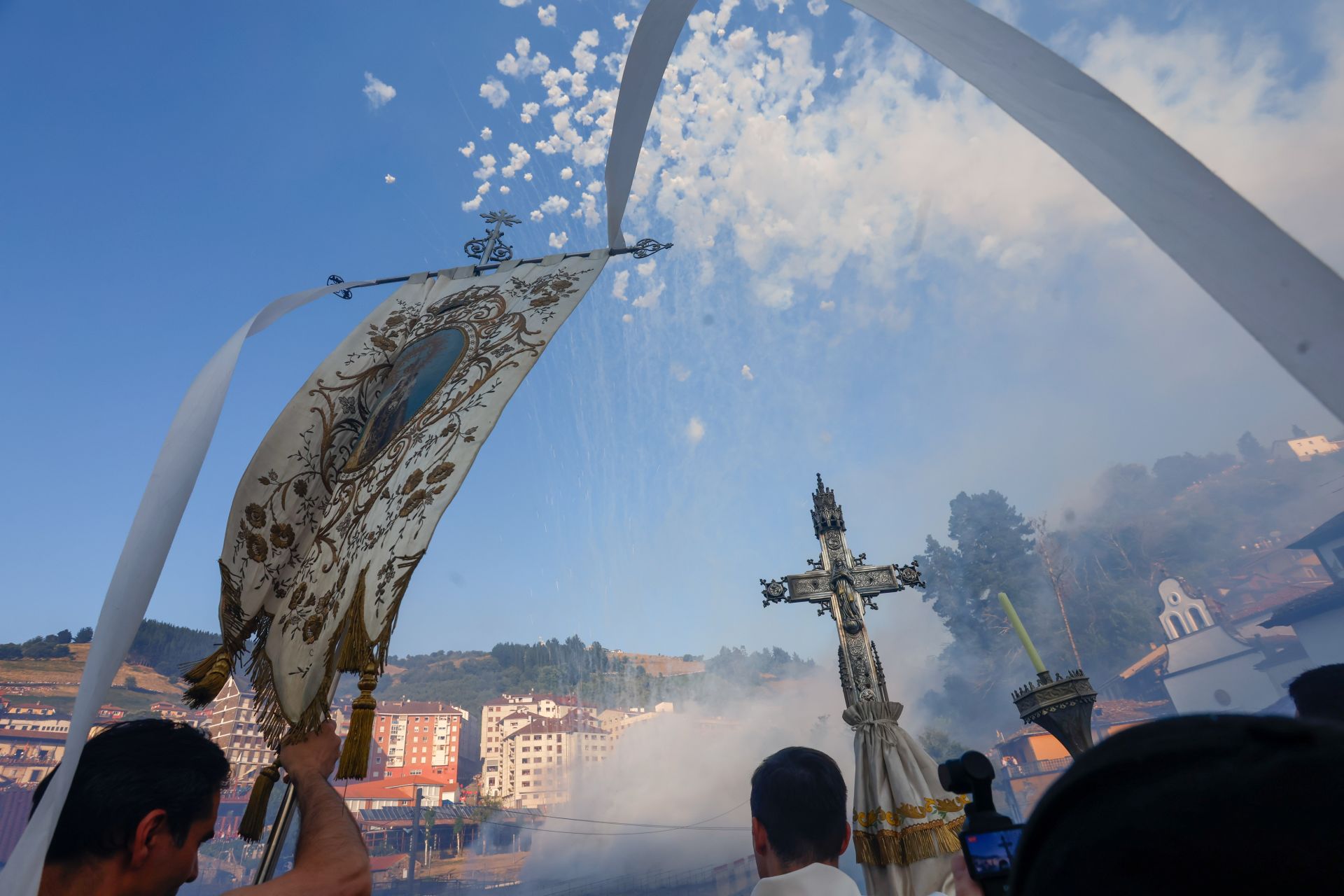 Cangas del Narcea estalla con las Fiestas del Carmen y La Descarga