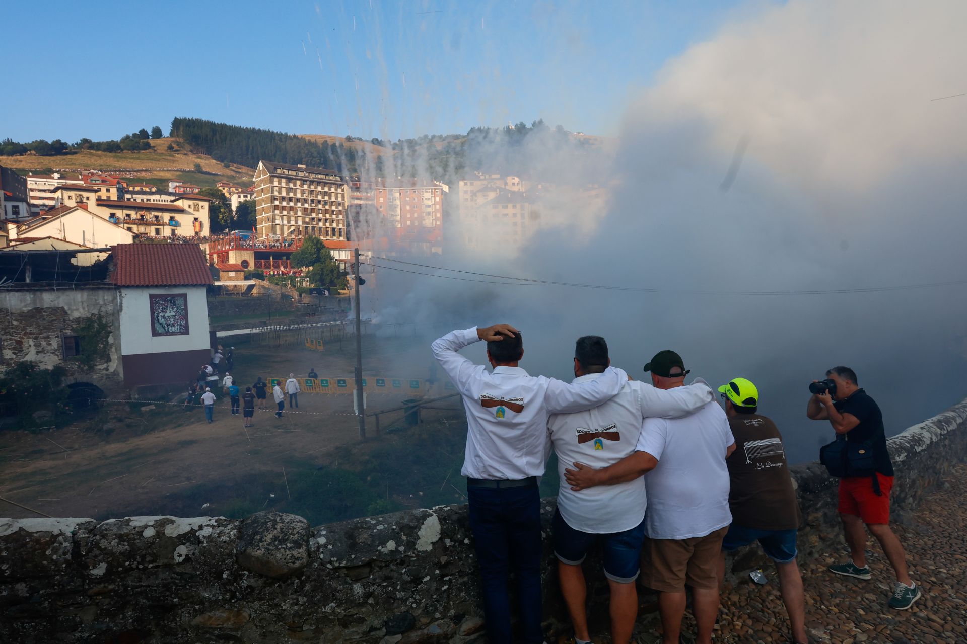 Cangas del Narcea estalla con las Fiestas del Carmen y La Descarga