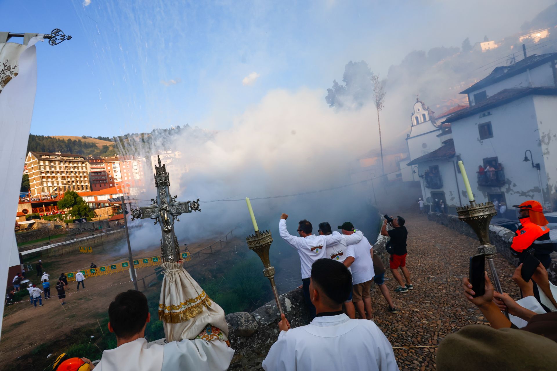 Cangas del Narcea estalla con las Fiestas del Carmen y La Descarga