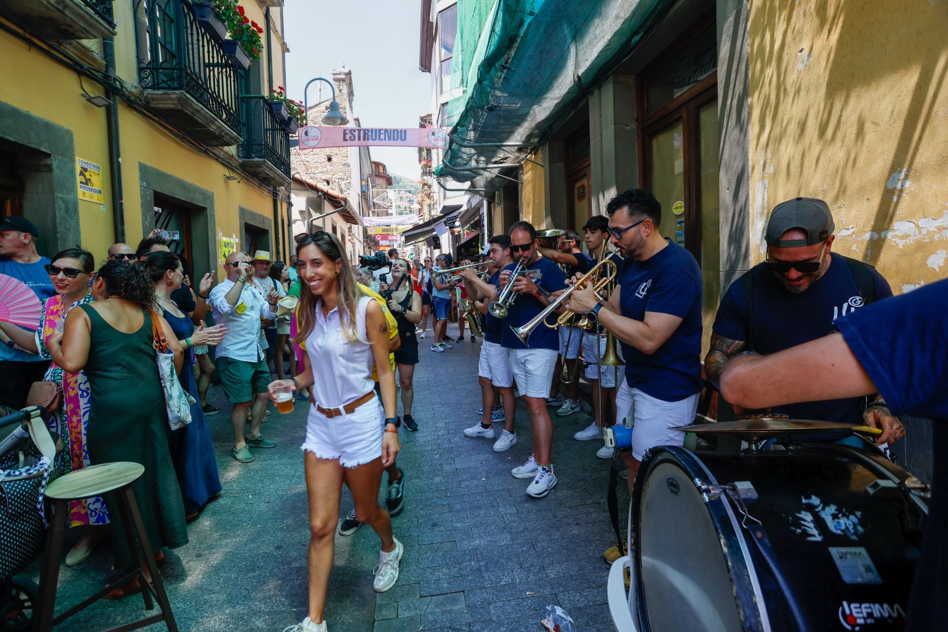 Cangas del Narcea estalla con las Fiestas del Carmen y La Descarga