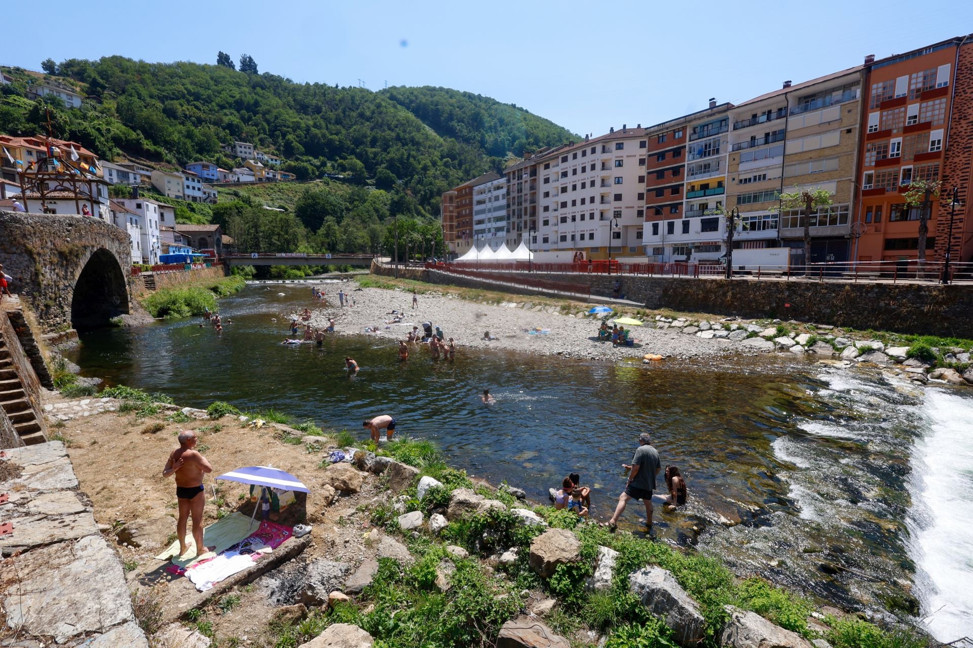 Cangas del Narcea estalla con las Fiestas del Carmen y La Descarga