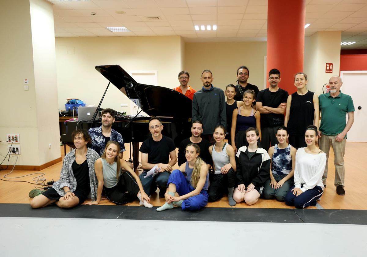 Un grupo de artistas y directores de Estancias Coreográficas en el Campoamor.