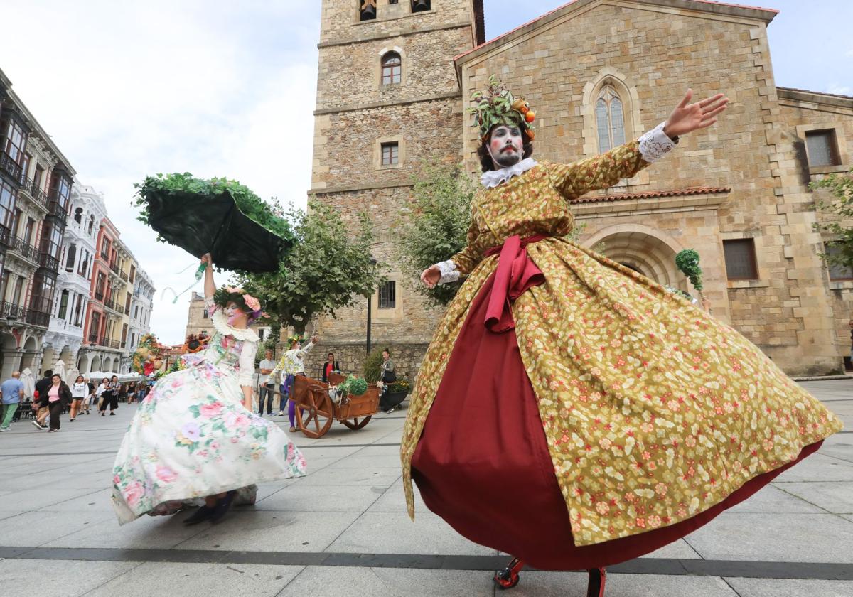Espectáculo veraniego en las calles de Avilés.
