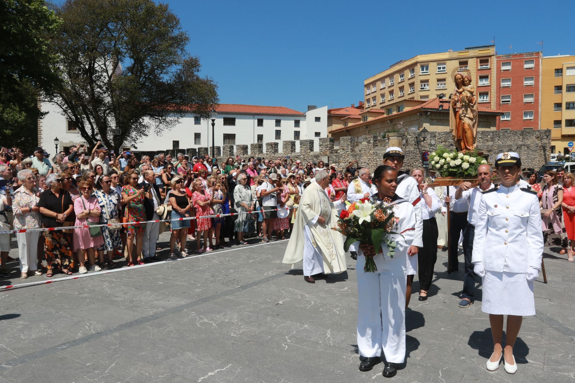 La Armada honra a la Virgen del Carmen en Gijón
