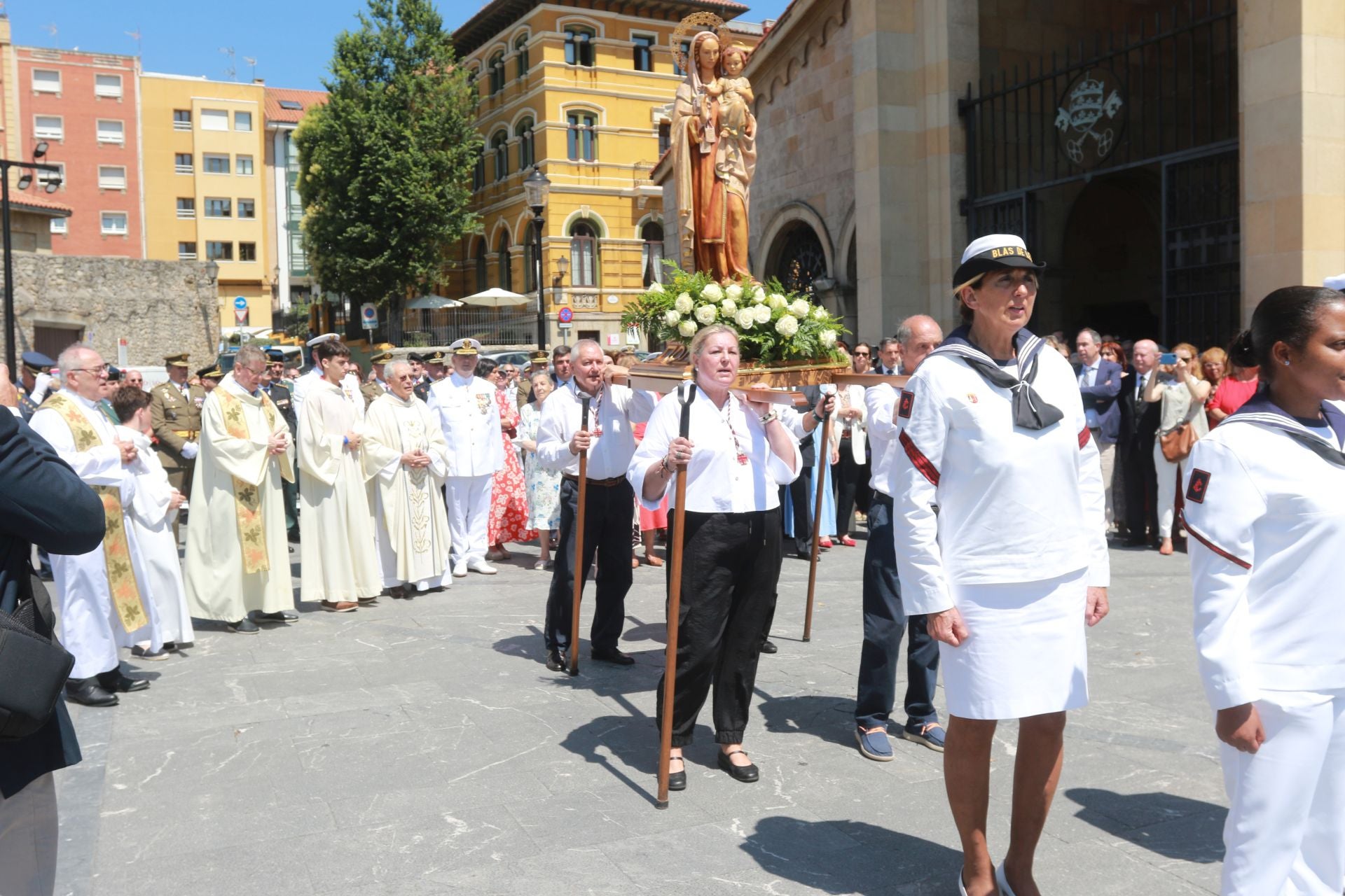 La Armada honra a la Virgen del Carmen en Gijón