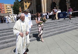 El párroco Javier Gómez Cuesta, el comandante naval Luis Rodríguez Garat y su esposa, Belén Casajús.