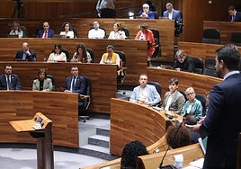 El presidente del PP de Asturias, Álvaro Queipo, dirigiéndose al presidente del Principado, Adrián Barbón, en un pleno de la Junta General.