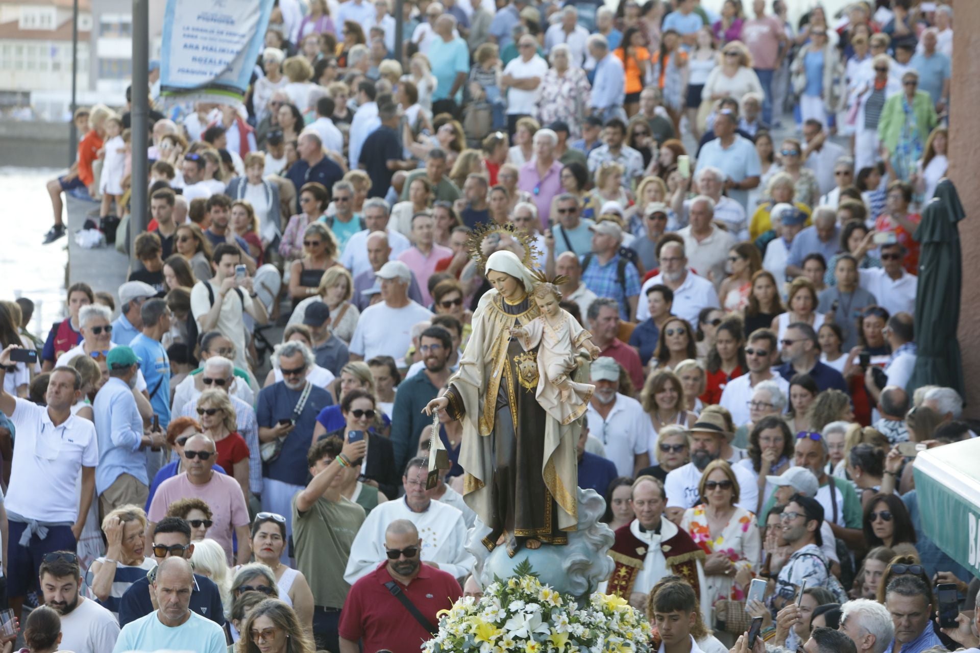 Luanco rinde su homenaje a a la virgen del Carmen
