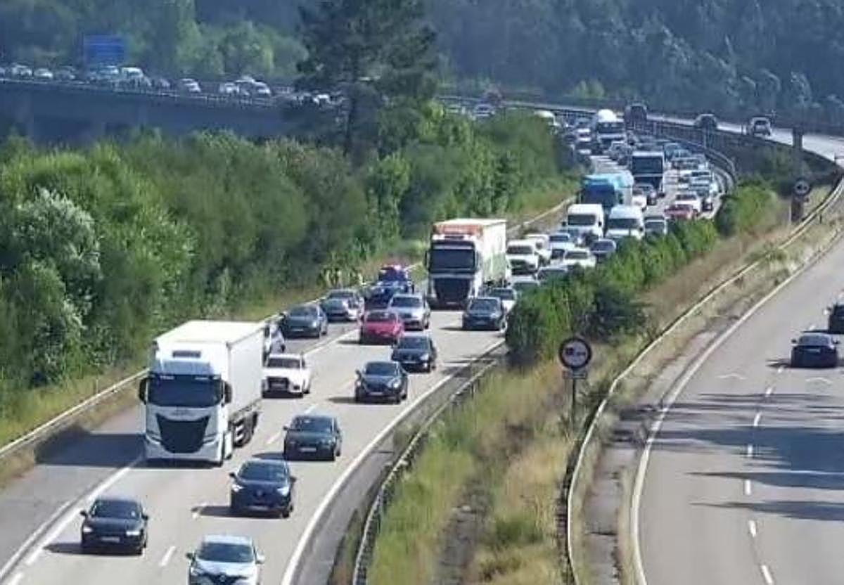 Tráfico denso en la autopista 'Y' tras el accidente.