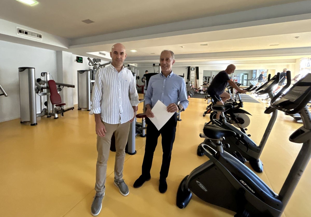 Virginio Ramírez, director del Patronato Deportivo, y el edil Jesús Abad