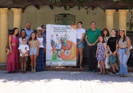Alejandro Vega y Laura Montequín, con Elena Alonso, Carlos Vigil y otros miembros del Grupo Folklórico Villaviciosa Aires de Asturias.