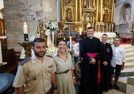 De izquierda a derecha: el soldado Hugo Poza del Regimiento Príncipe, la soldado Daniela Fernández Artime, el párroco Juanjo Blanco, el capellán del Regimiento Principe Juan Luis García Rodríguez y el comandante David Allonca.