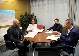 El director general de Vivienda, Daniel Sánchez, segundo por la derecha, en una reunión con el consejero Ovidio Zapico, la alcaldesa Carmen Moriyón y el edl de Urbanismo gijonés, Jesús Martínez Salvador.
