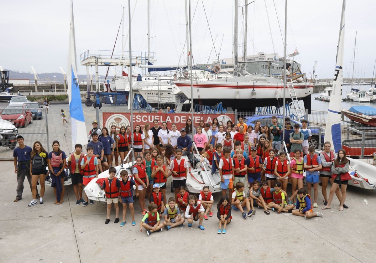Alumnos de todas las edades antes de comenzar su lección de vela en las instalaciones del Puerto Deportivo de Gijón.