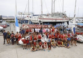 Alumnos de todas las edades antes de comenzar su lección de vela en las instalaciones del Puerto Deportivo de Gijón.