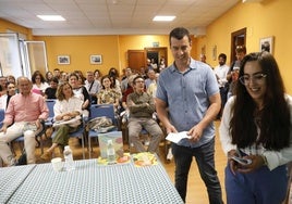 José Pablo Calleja, coordinador de la investigación, y María Velasco, coautora de la misma, este miércoles, durante la presentación de las conclusiones en el salón de actos de la Cocina Económica.