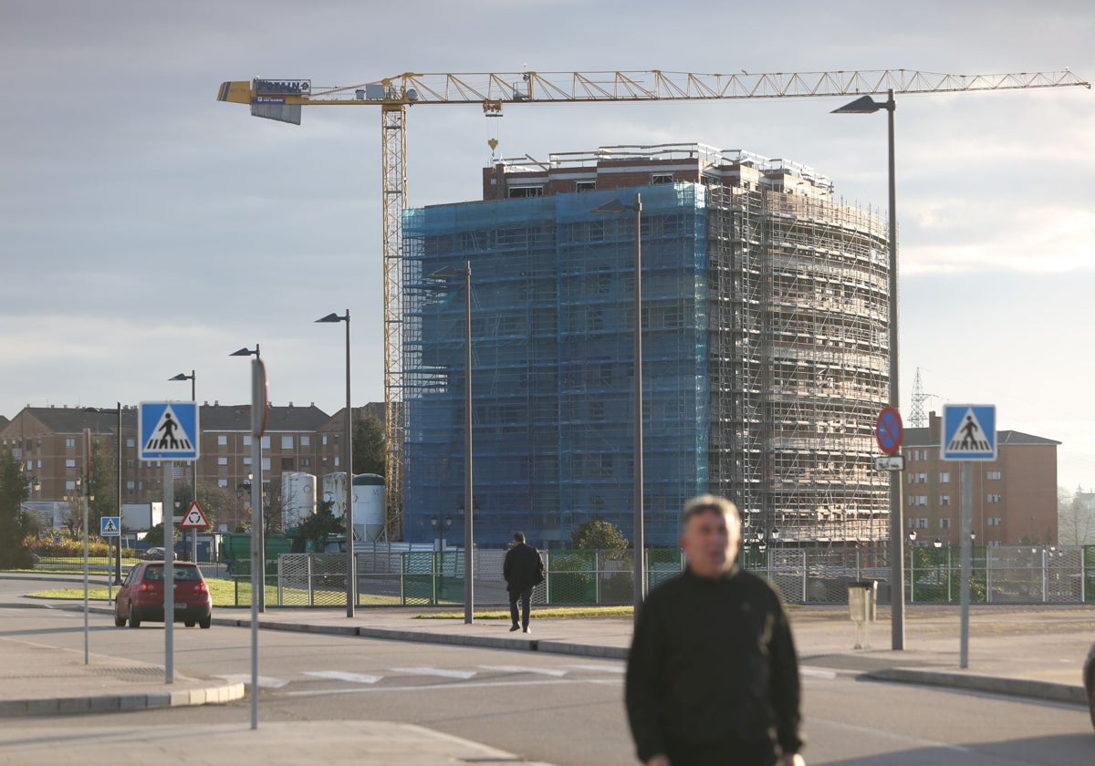 Un edificio en construcción en Oviedo.