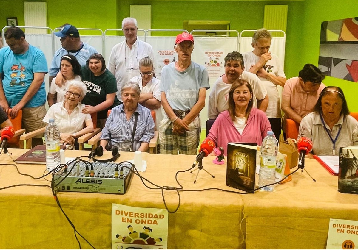 María Teresa Álvarez, segunda por la derecha, en el Centro de Apoyo a la Integración de Candás.
